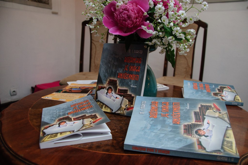 IZ ROMANA (ODLOMCI): KOMENTAR o 13 – om času iz zbirke ČASOVI DOSTIZANJA BOGA, roman BOŽANSKA JE SNAGA KNJIŽEVNOSTI, Marija Stojiljković&nbsp;MARSTOJ